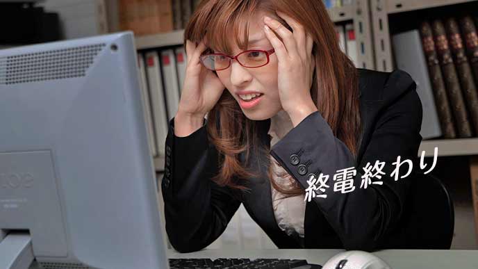 残業する女性SE