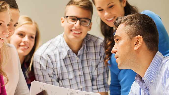 生徒と直接対話する講師