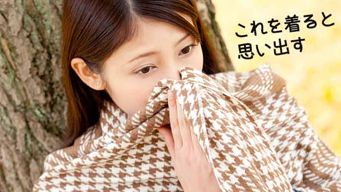 ストールで顔を隠す女性