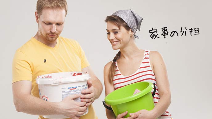 家事分担でバケツを持つ夫と妻