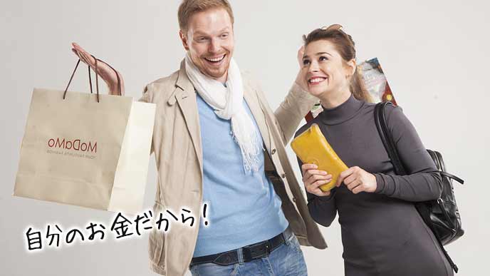 買い物する夫婦