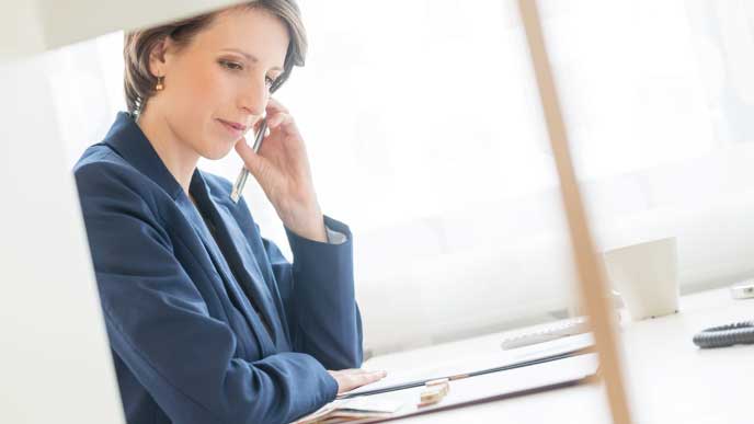 ペンを持ち仕事をする通訳の女性