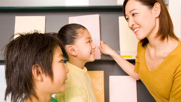 生徒と会話をする塾講師