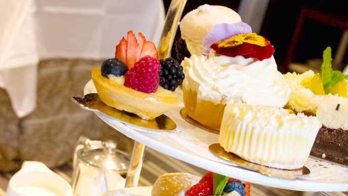 テーブルの上に乗ったケーキ