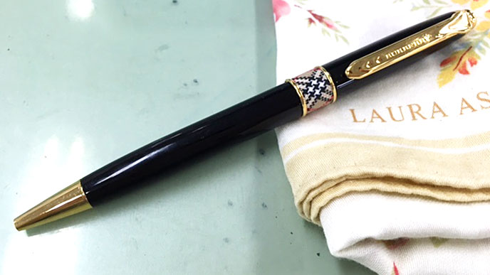 ハンカチの上に置かれたBURBERRY（バーバリー）のビジネス用ボールペン