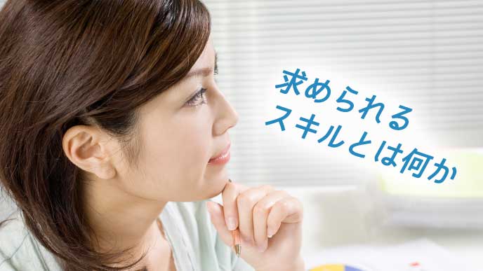 ボールペンを片手に考える大学事務員