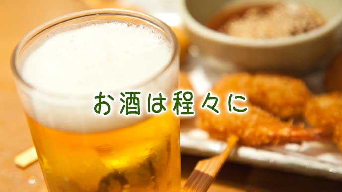 飲み会のテーブルに置かれたビールと料理