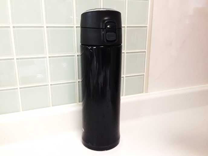 黒いピーコックの水筒