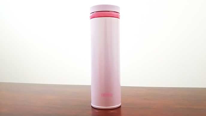 ピンク色のサーモス(THERMOS)の水筒