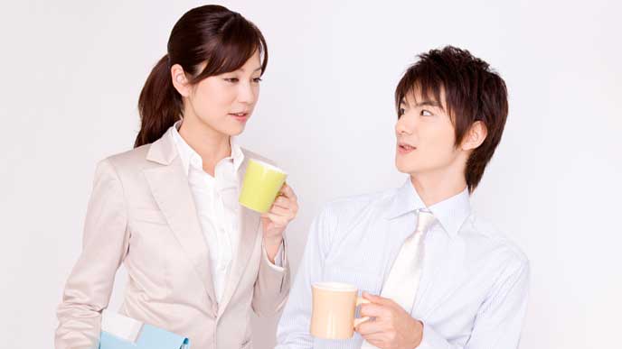 コーヒーを飲む会社員の男女