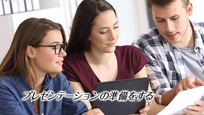 スタッフがコーディネートのプレゼンテーションの準備をする