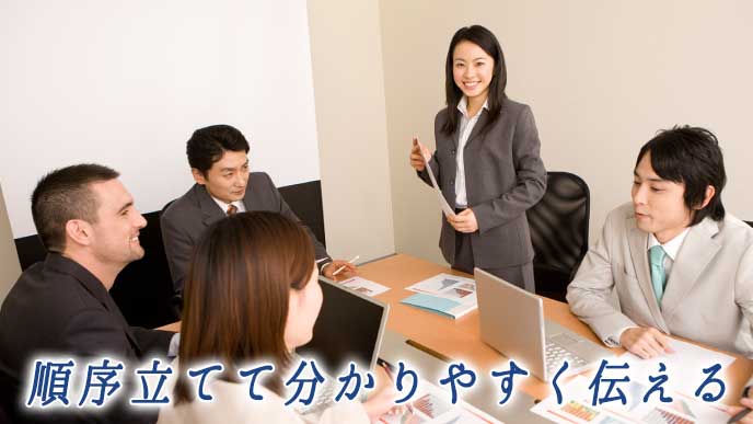 会議室でプレゼンテーションをしているビジネスマン達