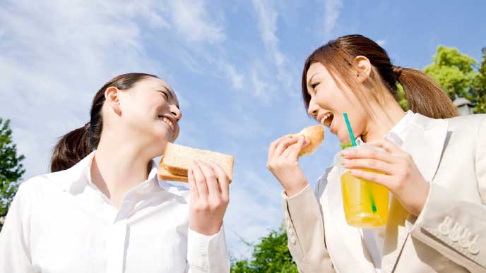 同僚とランチを食べるOL