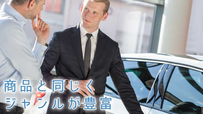 車の展示会にて商談をしているバイヤー