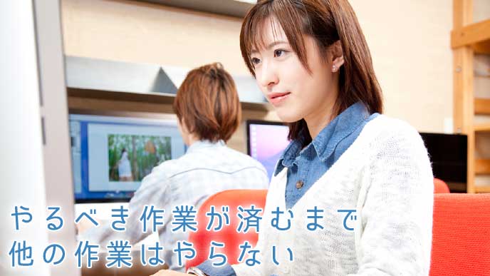 会社の仕事に打ち込む女性