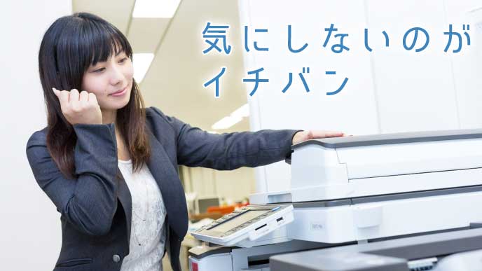 FAXを取る女性会社員