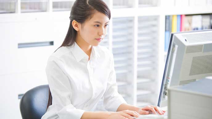 パソコンを使って仕事をするOL