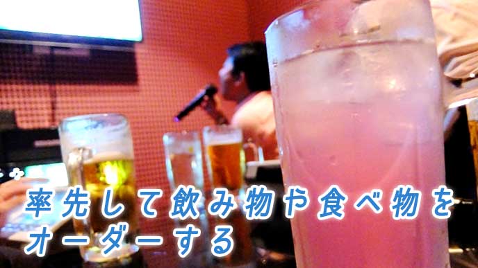 カラオケボックスのテーブルに並ぶ飲み物