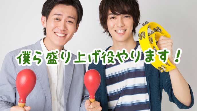 マラカスを持った男性とタンバリンを持った男性