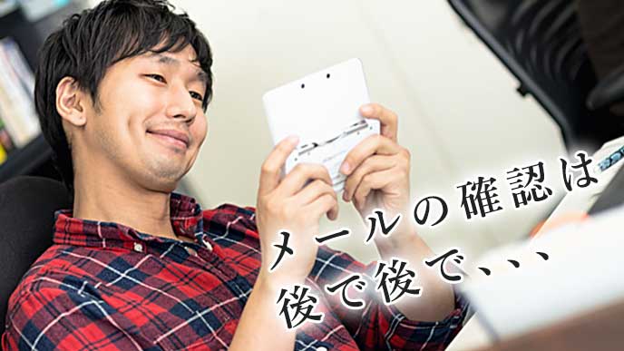 オフィスの中でゲームをする男