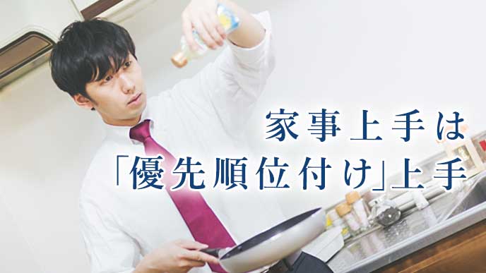 キッチンで料理をするサラリーマン