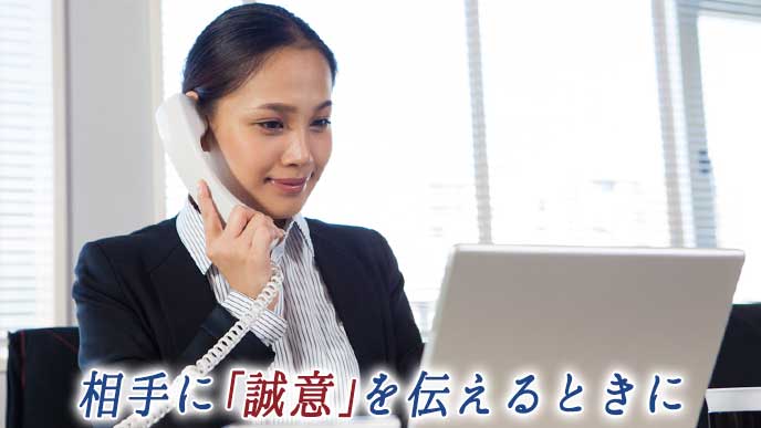 お客様の電話応対をする女性社員