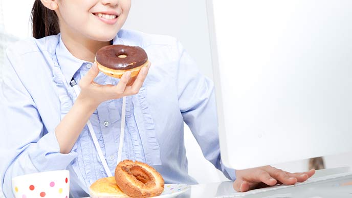 ドーナツを食べる女性