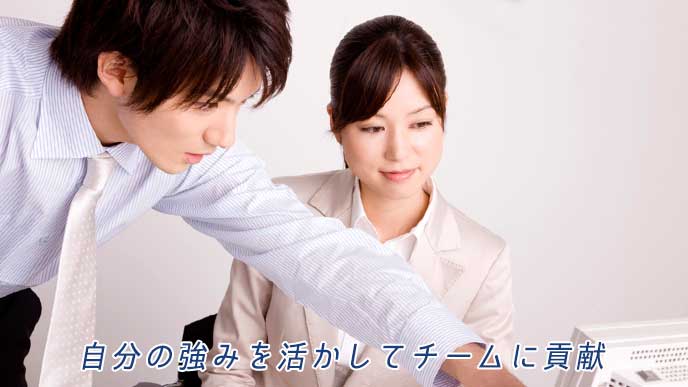 パソコンを見て仕事を進める上司と部下