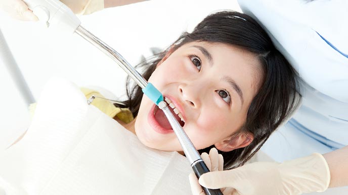 子供の歯科予防措置をする