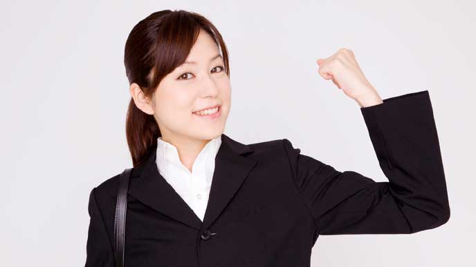 ガッツポーズをとる就活生の女性