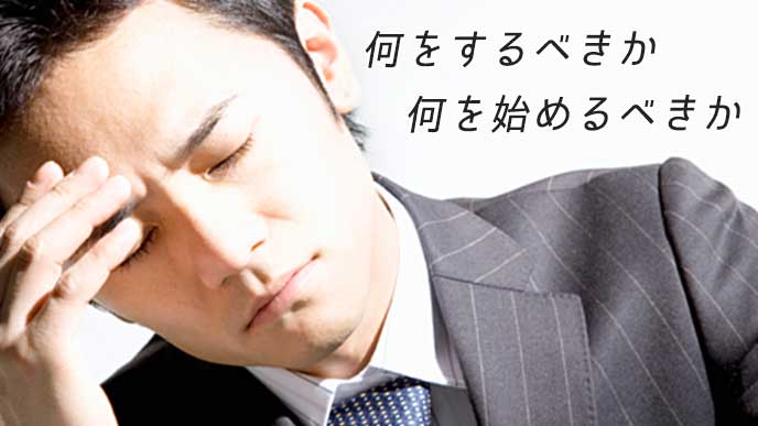 頭を抱え悩む男