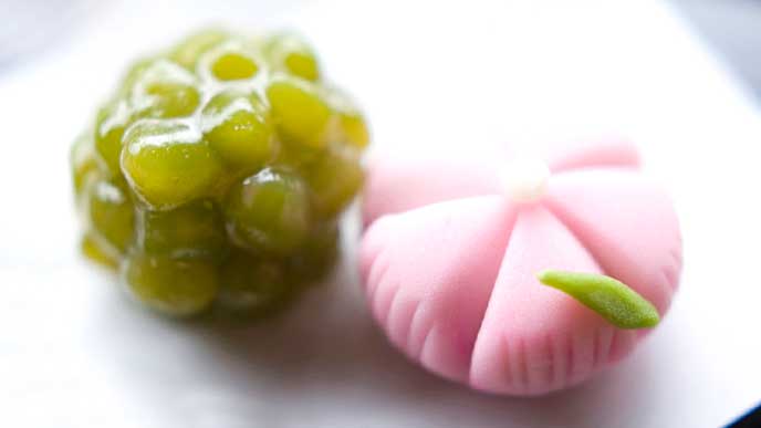 高級そうな緑色とピンクの和菓子