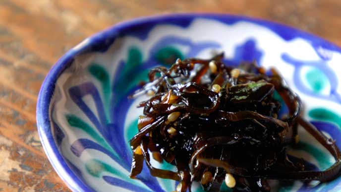 小皿に添えられた昆布の佃煮