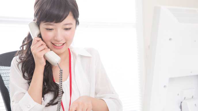 電話応対をする営業事務の女性