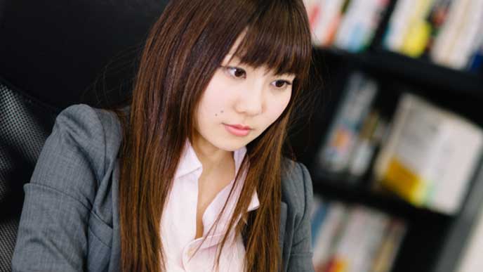 真剣な表情で仕事をしている会社員の女性