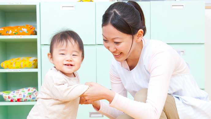 赤ちゃんのお世話をする保育園の先生