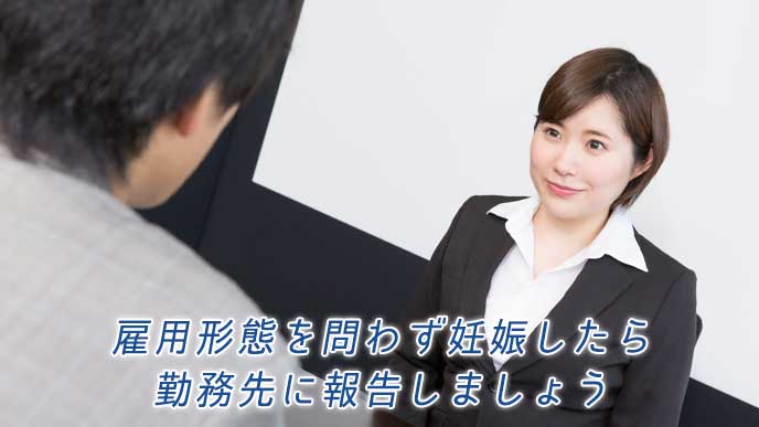 職場の上司と面談をしている会社員の女性