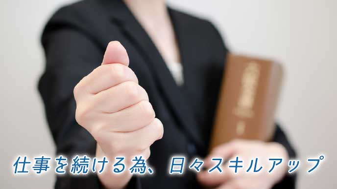 ガッツポーズをとる弁護士の女性