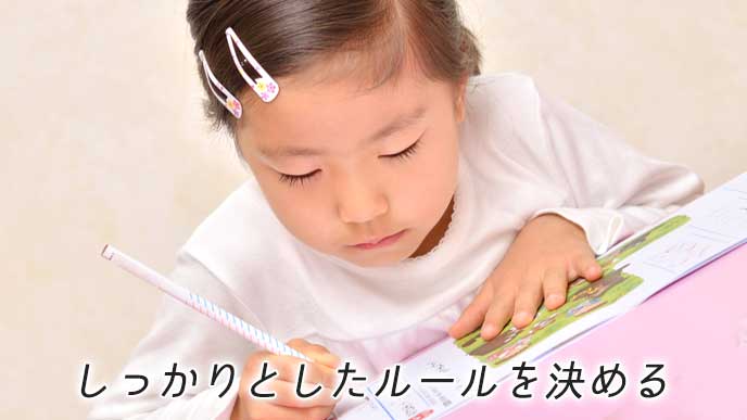 留守番中に宿題をしている女の子