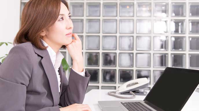 仕事場で悩んでいる女性管理職