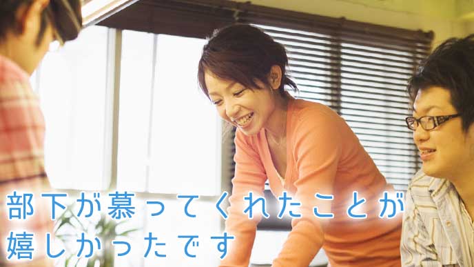 部下とミーティングをしている管理職の女性