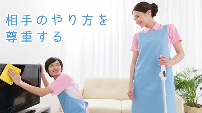 リビングの掃除をする夫婦