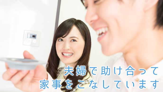 キッチンで料理を作っている夫婦