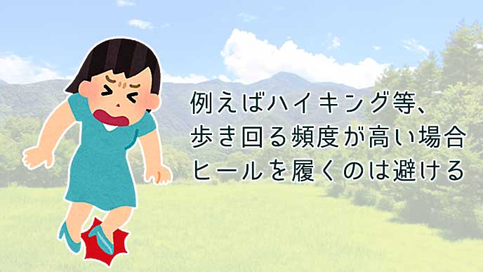 高原を背景にヒールを履いた女性が足をくじくイラスト