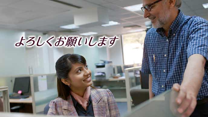 同僚に業務の引継ぎをお願いする女性