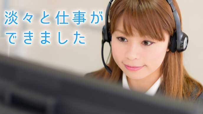 仕事をしているコールセンターの女性