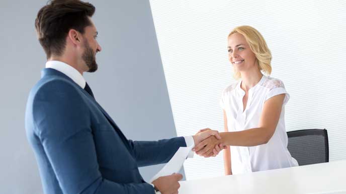 カウンターでお客様の対応をするグランドスタッフ