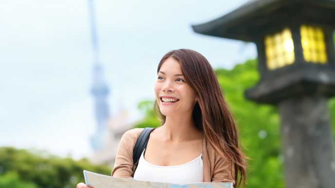 日本を観光しているアジア系の外国人女性