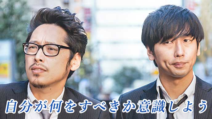 先輩の営業同行をしているサラリーマン