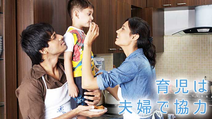 キッチンで作ったご飯を子供に食べさせる夫婦